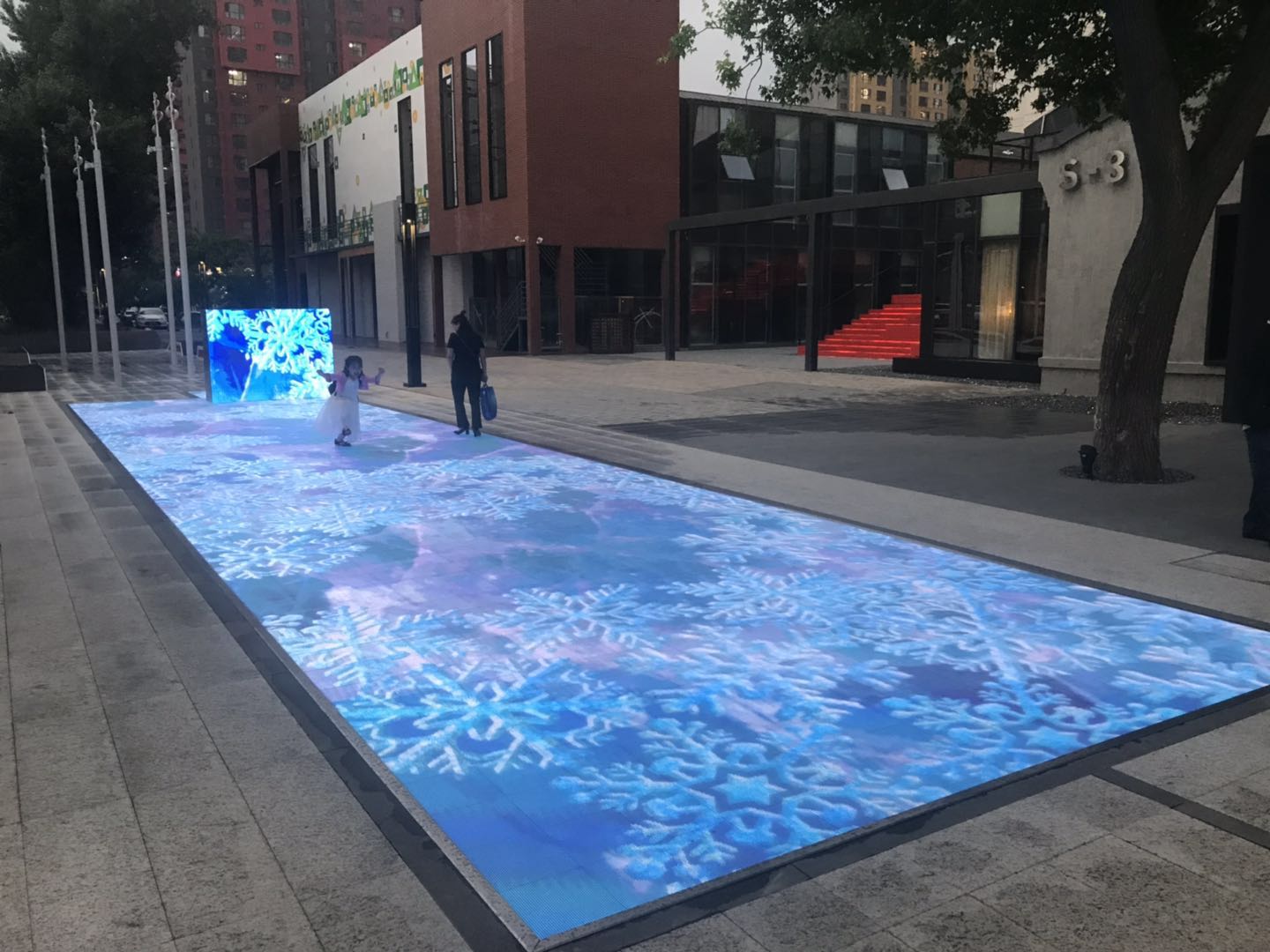 Interaktive Bodenpaneele Hersteller